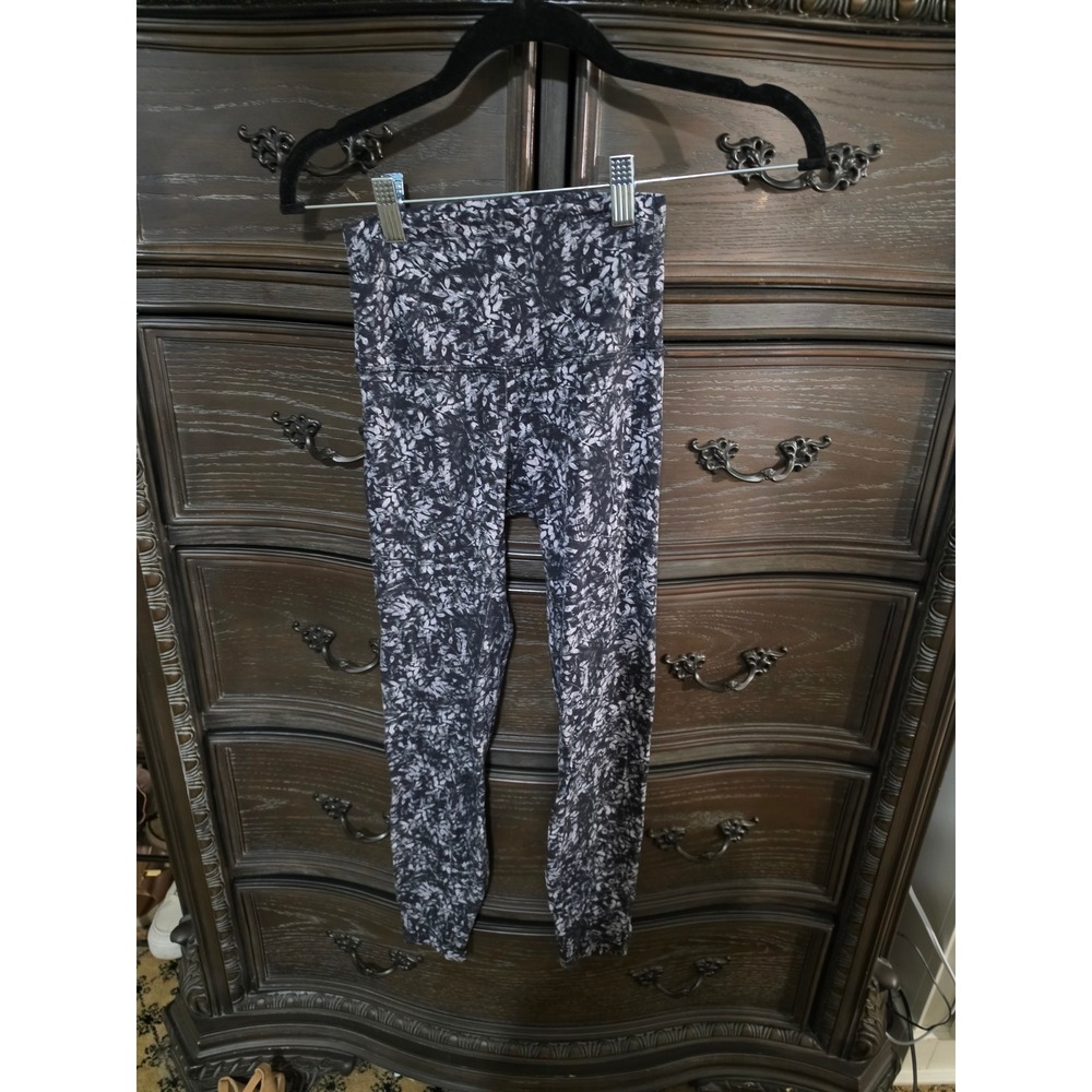 Lululemon High Rise Leggings Black White Abstract Floral Print Size 2 25" Inseam